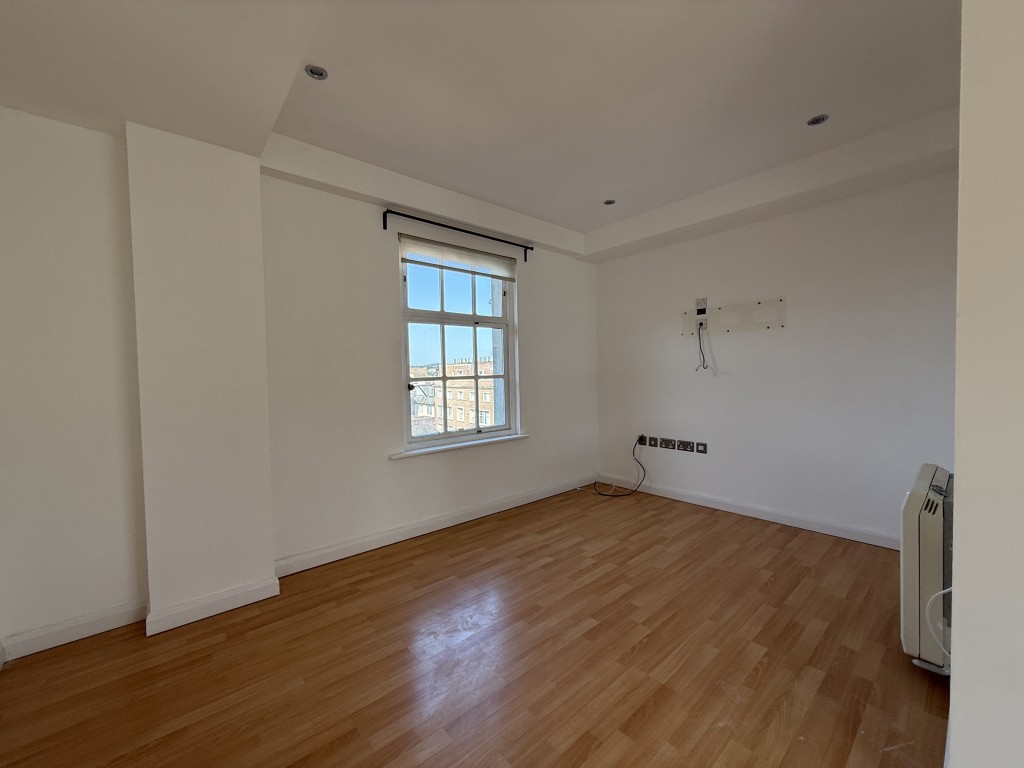 Lot: 160 - ONE-BEDROOM APARTMENT IN CITY CENTRE - Living room area